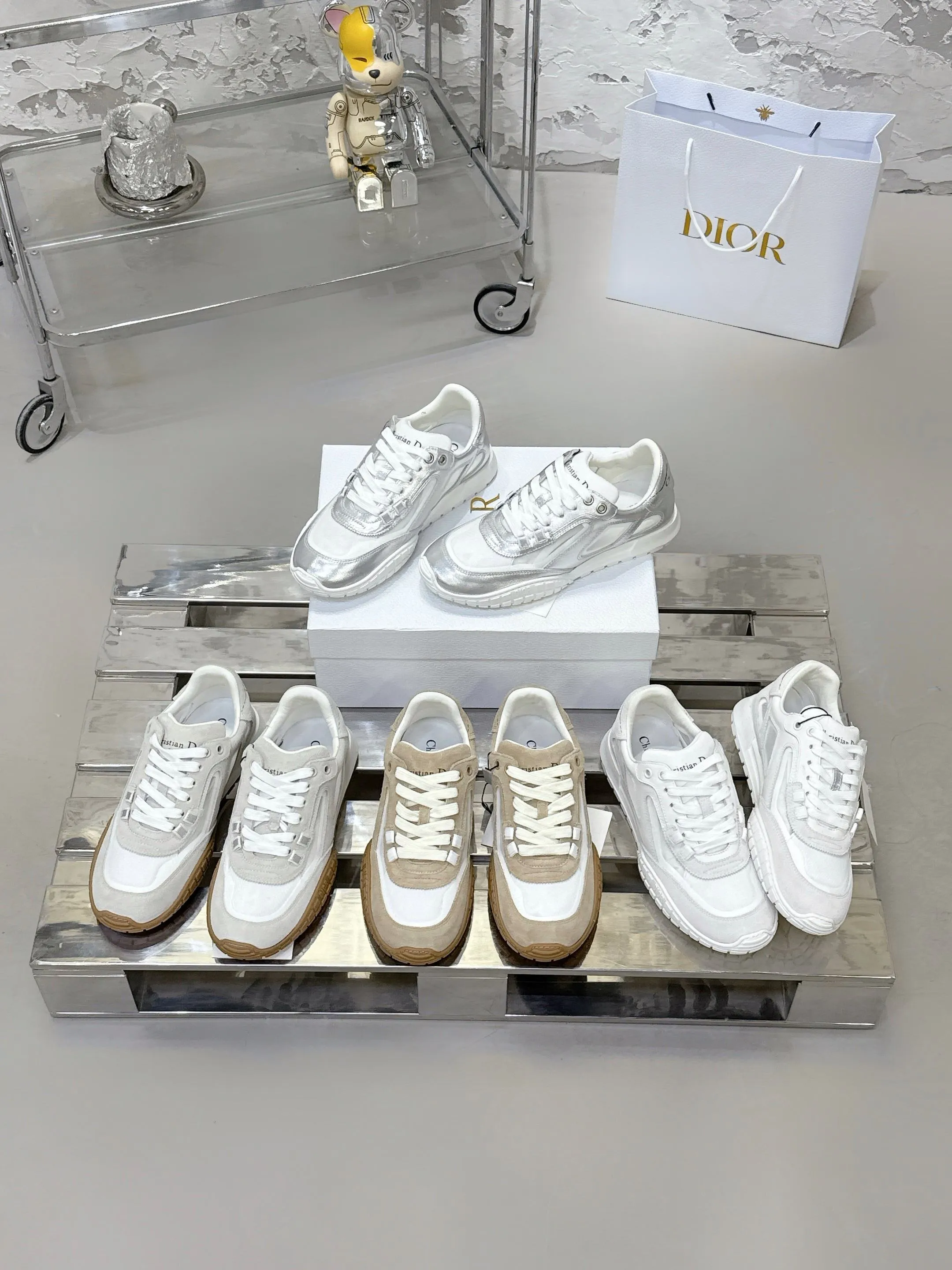 Factory price 640💰 Top version! ! ! Dior Tech sneakers Dior Tech is newly launched, with exquisite color matching and autumn and winter atmosphere. This Dior Tech sneaker is a new product in the 2026 early spring ready-to-wear series. It is equipped with fashionable details and highlights the retro aesthetics. Made of calfskin and suede calfskin upper with transparent mesh side panels and ChristianDior Paris signature on the heel and tongue. A textured, tonal Dior signature sole adds couture style. Upper material: Textile, cowhide split leather, cowhide leather with Christian Dior Paris logo on the heel and tongue Textured Dior logo rubber sole embellished with Christian Dior's lucky star symbol! Size 35-46 (40 for women, 41 for men, 38.45.46, custom made and non-refundable)
